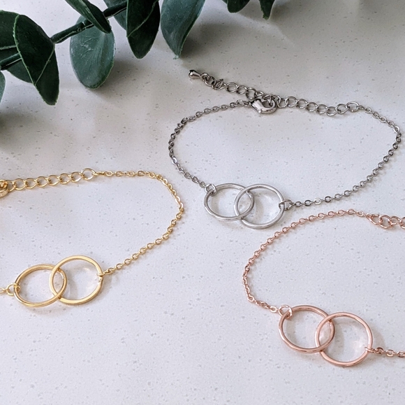 Interlocking Ring Bracelet - Picture 4 of 5